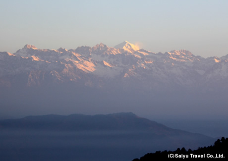 朝日に照らされるヒマラヤの山々