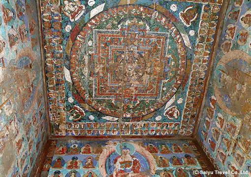 仏塔内部に残る壁画（ツァラン）
